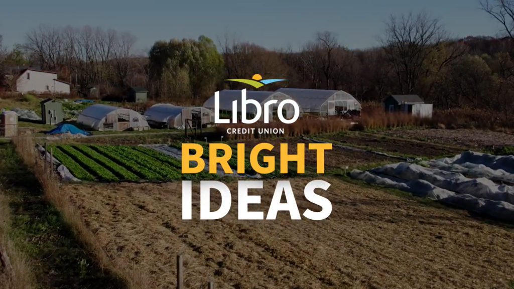Libro Bright Ideas, background photo of a farm