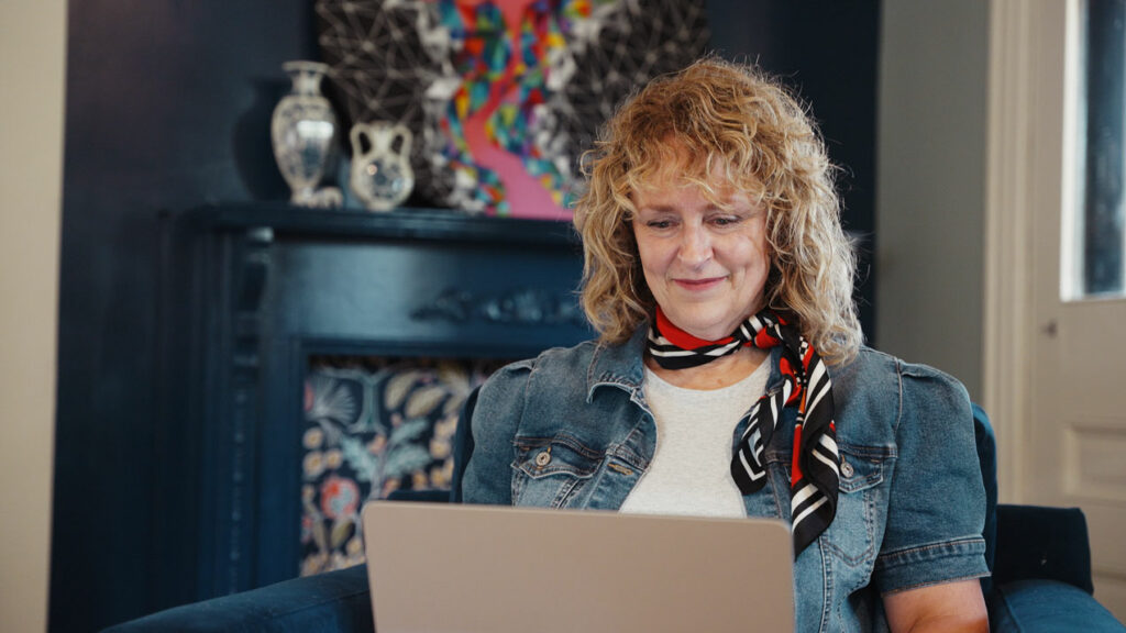 Libro Member, Noella, on laptop