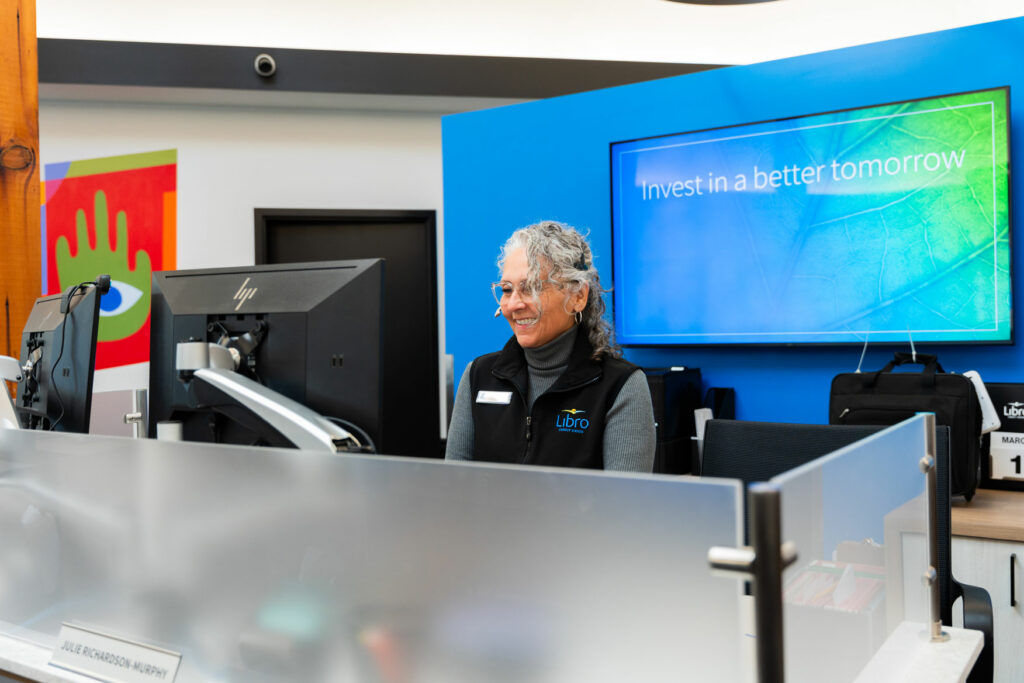Libro Staff member in a branch on the phone